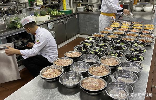 下馆子吃的是预制菜还是大厨现炒？消费者如何维护知情权