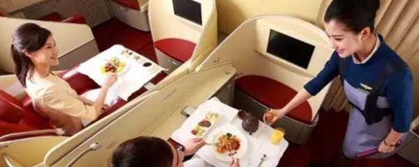飞机上的正餐服务 为什么乘客能享用机上餐食？